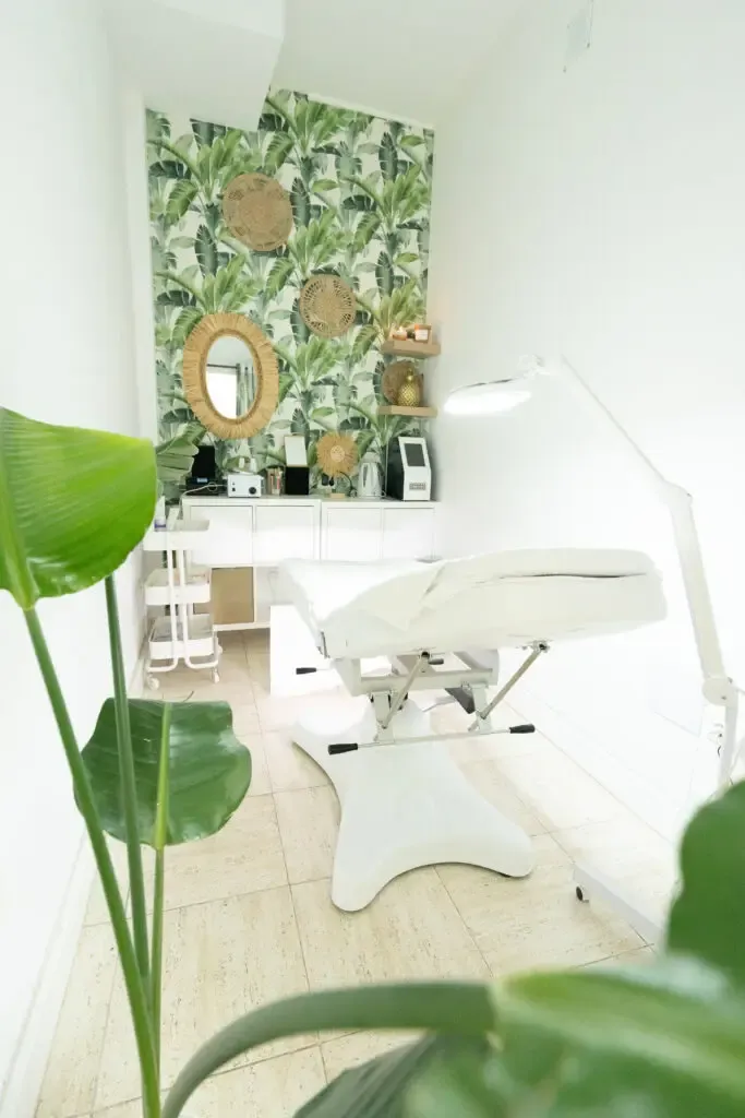 Cabina de estética con camilla y plantas