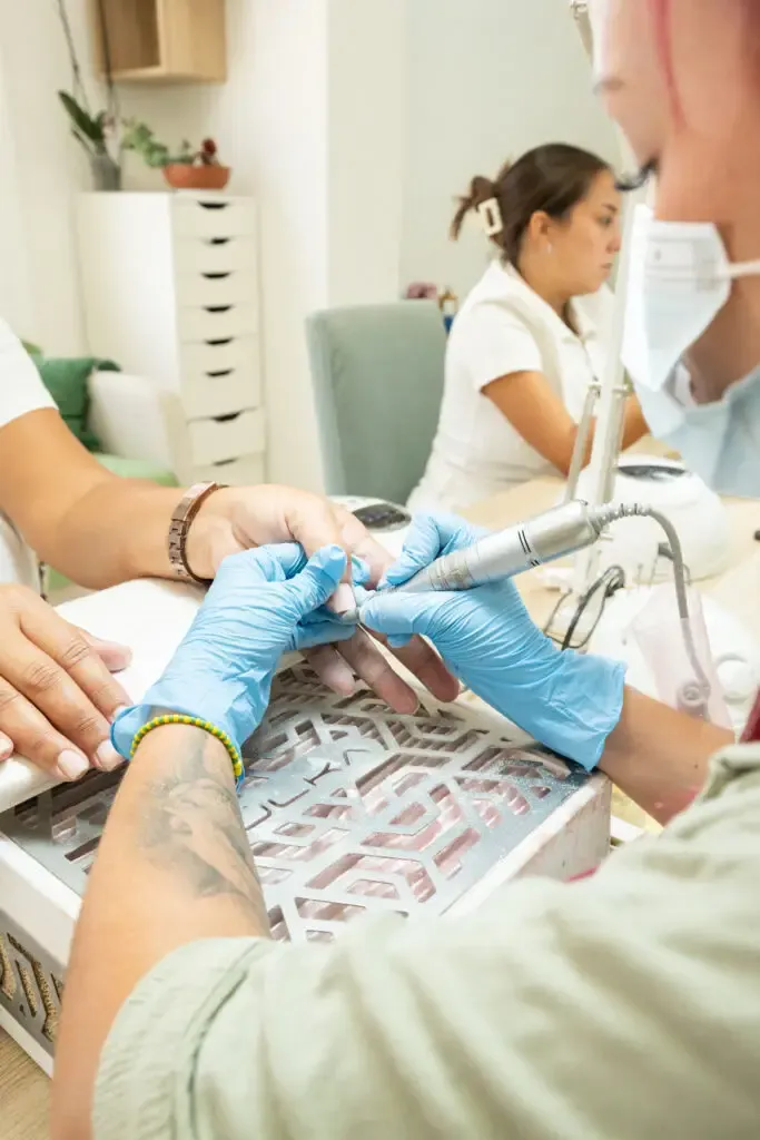 Manicura con guantes y torno en aManos
